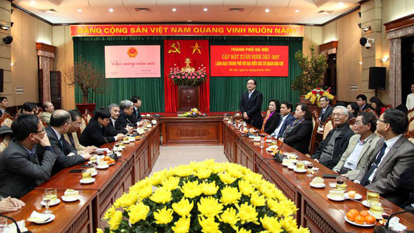 Lãnh đạo TP. Hà Nội tại buổi gặp mặt đại biểu các cơ quan báo chí.