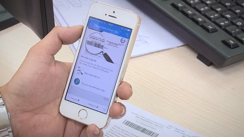 Người dân tra cứu thủ tục hành chính công trên mạng xã hội Zalo.