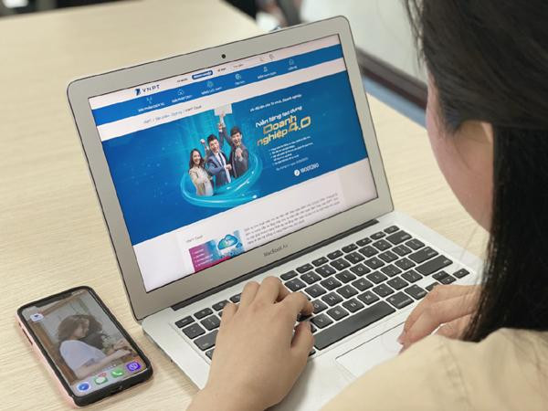 Chuyển đổi số với nòng cốt là công nghệ điện toán đám mây được xem là giải pháp hữu hiệu cho doanh nghiệp vừa và nhỏ Việt Nam. Chuyển đổi số với nòng cốt là công nghệ điện toán đám mây được xem là giải pháp hữu hiệu cho doanh nghiệp vừa và nhỏ Việt Nam.