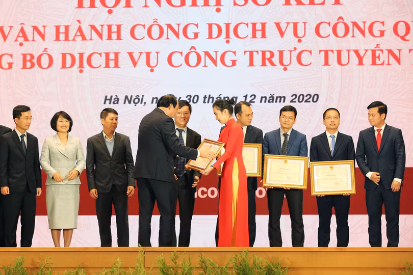 Bộ trưởng, Chủ nhiệm VPCP Mai Tiến Dũng trao bằng khen cho các đơn vị cung cấp dịch vụ thanh toán trên Cổng dịch vụ công quốc gia trong năm 2020.