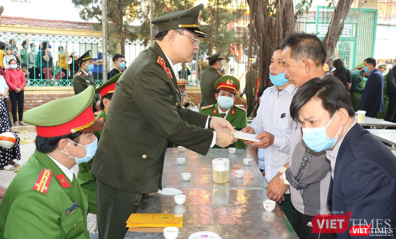 Thiếu tướng Trần Phú Hà - Giám đốc Công an tỉnh - trao một phần tiền hỗ trợ cho gia đình Thiếu tá Vi Văn Luân.