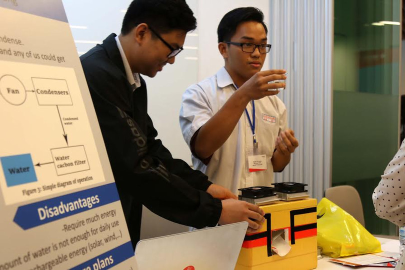 Dự án sản xuất nước từ không khí của học sinh trường THPT Nguyễn Thượng Hiền cũng thu hút được sự quan tâm của đông đảo khách tham quan.