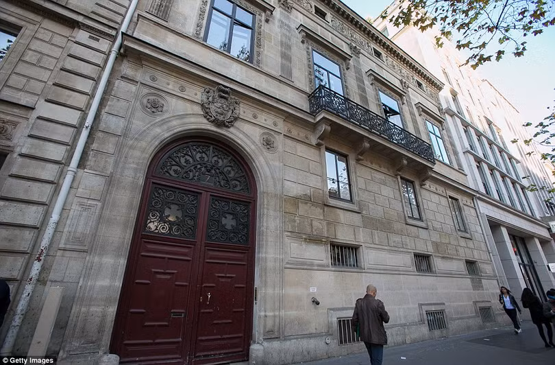 Kim Kardashian bị dí súng vào đầu, cướp 11 triệu USD nữ trang ảnh 20 Kim Kardashian bị dí súng vào đầu, cướp 11 triệu USD nữ trang ảnh 20