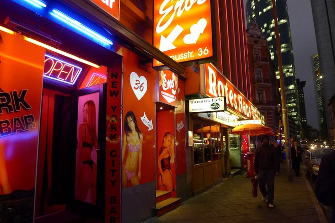 Đột nhập "phố đèn đỏ" khét tiếng nước Đức ảnh 2 Đột nhập "phố đèn đỏ" khét tiếng nước Đức ảnh 2