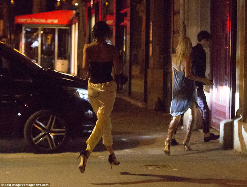 Kim Kardashian bị dí súng vào đầu, cướp 11 triệu USD nữ trang ảnh 15