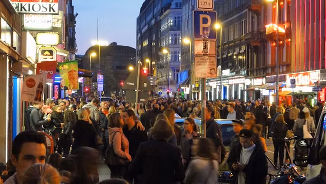 Đột nhập "phố đèn đỏ" khét tiếng nước Đức ảnh 3