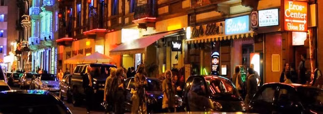 Đột nhập "phố đèn đỏ" khét tiếng nước Đức ảnh 1