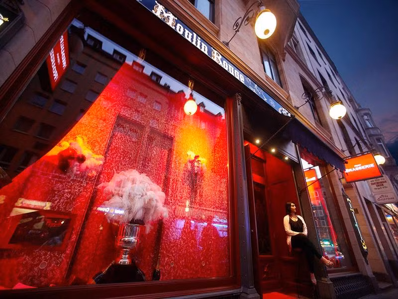 Nơi đây có những nhà thổ được cấp phép và hàng chục cô gái bán hoa đứng dọc con đường.