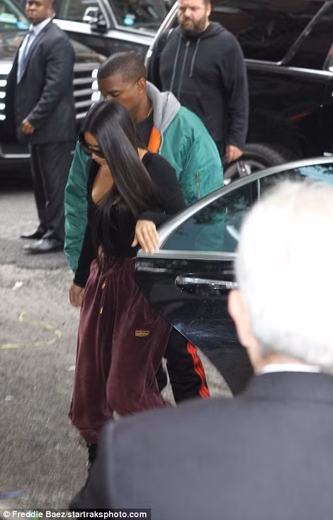 Kim Kardashian bị dí súng vào đầu, cướp 11 triệu USD nữ trang ảnh 2 Kim Kardashian bị dí súng vào đầu, cướp 11 triệu USD nữ trang ảnh 2