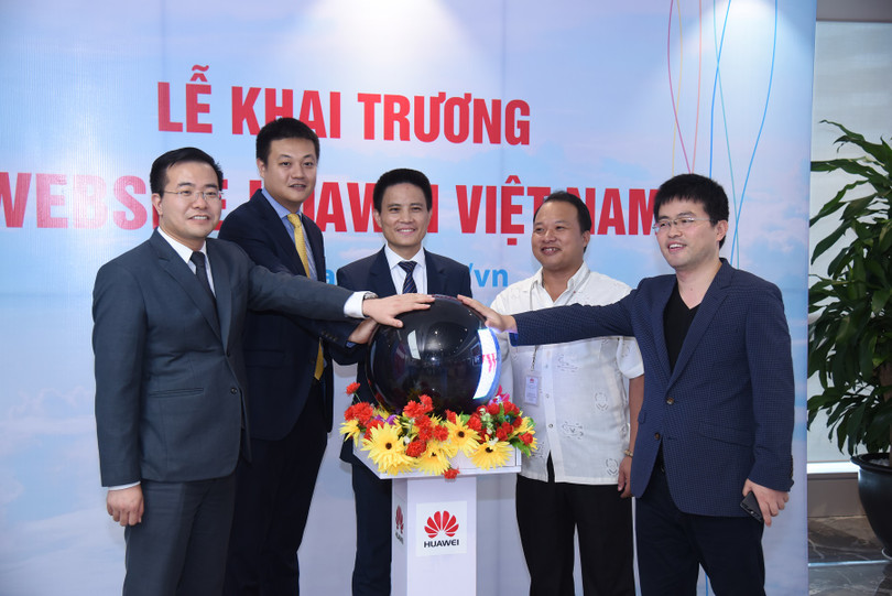 Website của công ty tại địa chỉ www.huawei.com/vn giới thiệu và cập nhật những thông tin mới nhất về các sự kiện công nghệ, hoạt động kinh doanh, hoạt động công ích xã hội của Huawei trên toàn cầu cũng như tại thị trường Việt Nam. Ảnh: Long Đặng