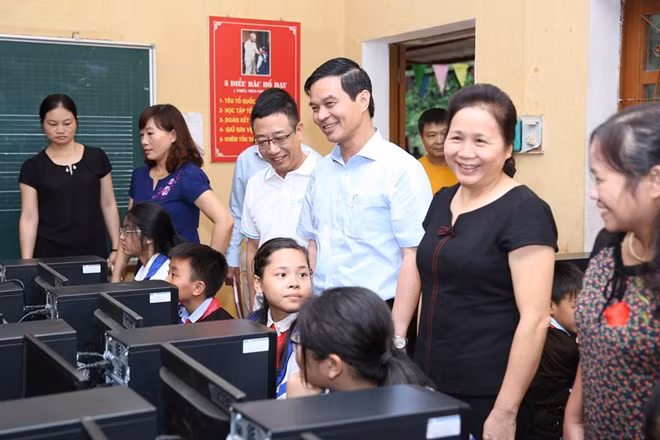 Phòng máy tính của Trường Tiểu học và Trung học Cơ sở thị trấn Mù Cang Chải do CMC tài trợ thiết bị. Ảnh: CMC.