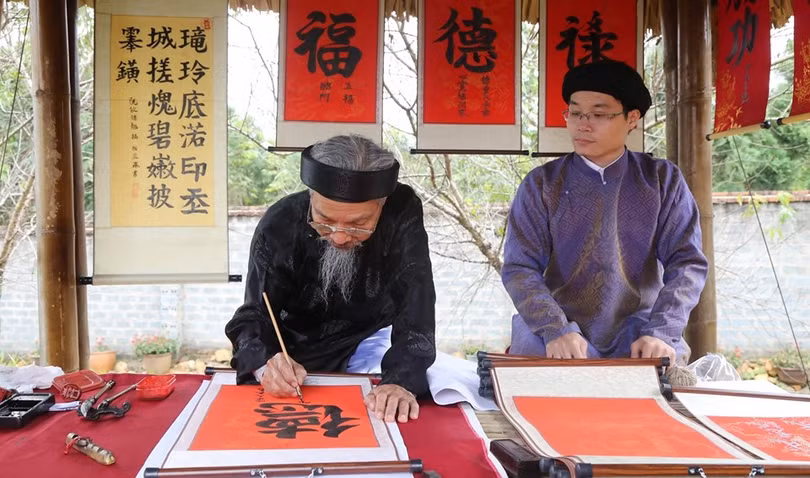 Ông đồ già Nguyễn Bá Dần năm nay đã 80 tuổi. Ảnh: Tú Uyên. 