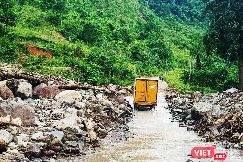 Những chuyến xe hối hả chở hàng cứu trợ đến cho bà con miền Trung. Những chuyến xe hối hả chở hàng cứu trợ đến cho bà con miền Trung.