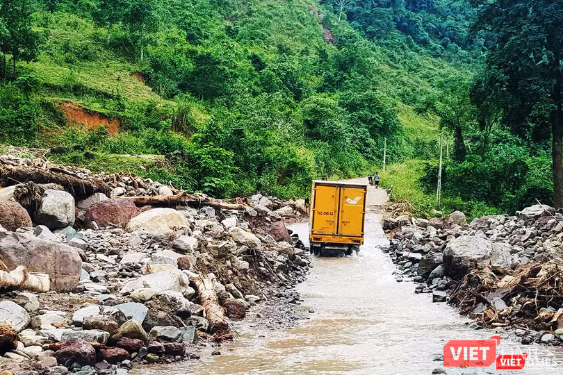 Những chuyến xe hối hả chở hàng cứu trợ đến cho bà con miền Trung. Những chuyến xe hối hả chở hàng cứu trợ đến cho bà con miền Trung.