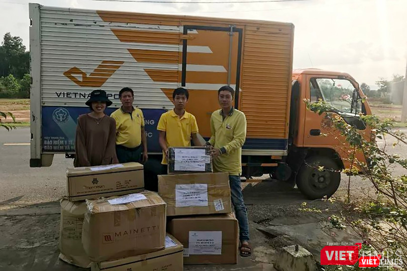 Cán bộ Vietam Post chuyển phát hàng cứu trợ cho đồng bào vùng lũ. Cán bộ Vietam Post chuyển phát hàng cứu trợ cho đồng bào vùng lũ.