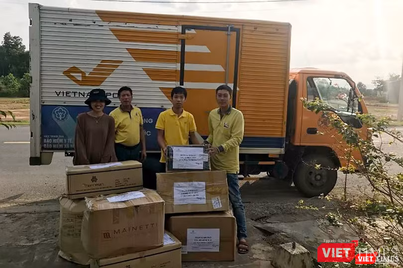 Cán bộ Vietam Post chuyển phát hàng cứu trợ cho đồng bào vùng lũ. Cán bộ Vietam Post chuyển phát hàng cứu trợ cho đồng bào vùng lũ.