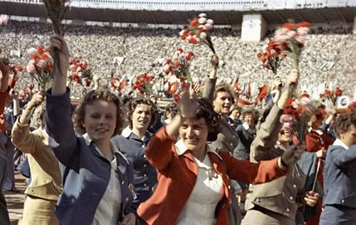 Giờ đây đa số người Nga tiếc nuối với sự sụp đổ của Liên Xô. Giờ đây đa số người Nga tiếc nuối với sự sụp đổ của Liên Xô.