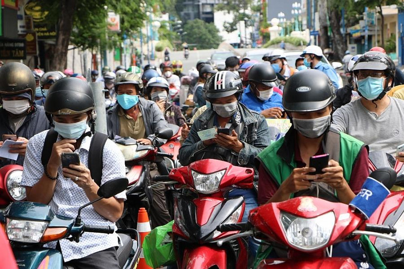 Ùn tắc tại nhiều điểm khai báo- Ảnh Lao động Ùn tắc tại nhiều điểm khai báo- Ảnh Lao động