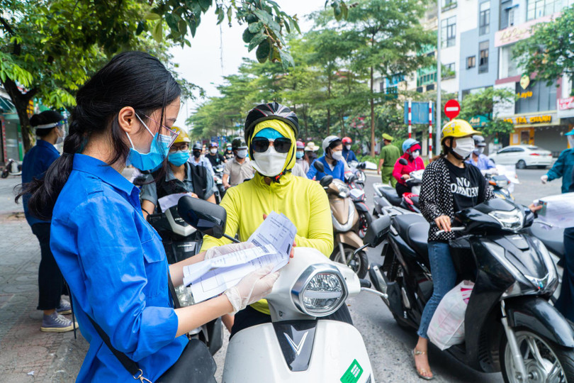 Theo Phó chủ tịch UBND TP Hà Nội Nguyễn Mạnh Quyền, việc kiểm tra giấy đi đường "không phải để phạt người dân mà làm căn cứ" để phát hiện và xử lý trách nhiệm đối với cơ quan, đơn vị, doanh nghiệp chưa tổ chức thực hiện nghiêm chỉ đạo của UBND TP về bố trí lịch làm việc, sản xuất, kinh doanh trong thời gian giãn cách xã hội - Ảnh Báo Tuổi trẻ.