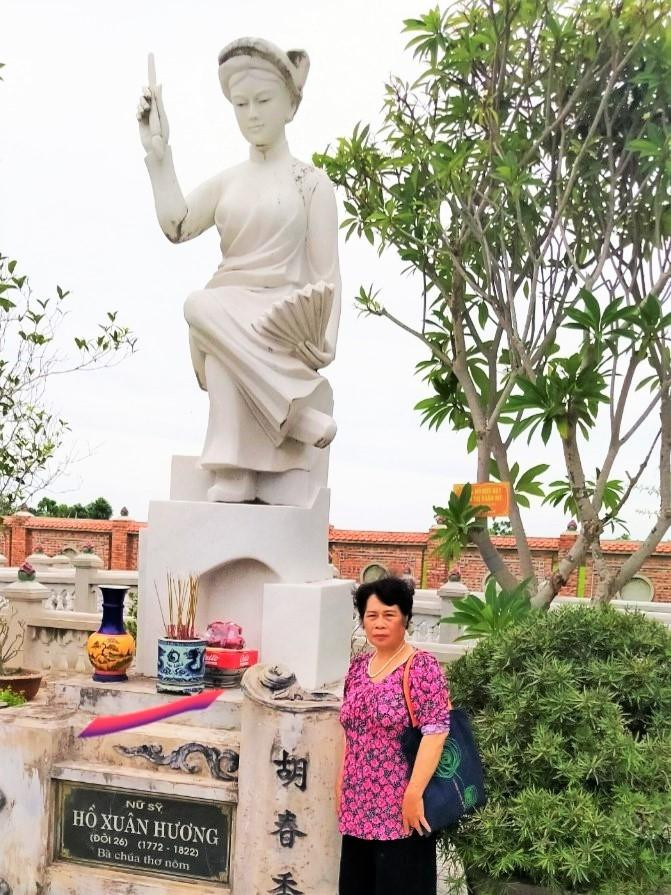Nhà thơ, nhà báo Nghiêm Thị Hằng bên tượng nữ sĩ Hồ Xuân Hương