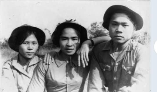 Chị Nguyễn Thu Hồng ngồi giữa hai đồng đội, tháng 2/1972 ở chiến trường Quảng Trị. Chị Nguyễn Thu Hồng ngồi giữa hai đồng đội, tháng 2/1972 ở chiến trường Quảng Trị.