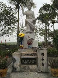 Tượng nữ sĩ Hồ Xuân Hương