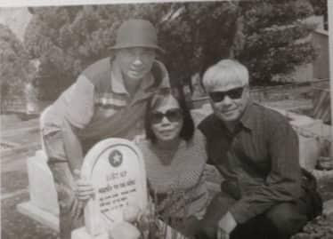 Ba chị em Nguyễn Thu Lan, Nguyễn An Trung và Nguyễn Chính Nghĩa về thắp hương cho chị Thu Hồng ở nghĩa trang Dốc Miếu, Gio Linh, Quảng Trị. Ba chị em Nguyễn Thu Lan, Nguyễn An Trung và Nguyễn Chính Nghĩa về thắp hương cho chị Thu Hồng ở nghĩa trang Dốc Miếu, Gio Linh, Quảng Trị.