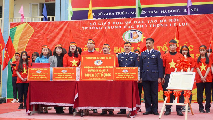 Lễ trao tặng 500 lá cờ Tổ Quốc cho các chiến sĩ tại Hoàng Sa, Trường Sa của trường THPT Lê Lợi – Hà Đông. Đại tá Nguyễn Đức Độ – Bí thư Đảng ủy – Chính ủy Trung tâm đào tạo và bồi dưỡng nghiệp vụ cảnh sát biển đã đích thân lên nhận. Lễ trao tặng 500 lá cờ Tổ Quốc cho các chiến sĩ tại Hoàng Sa, Trường Sa của trường THPT Lê Lợi – Hà Đông. Đại tá Nguyễn Đức Độ – Bí thư Đảng ủy – Chính ủy Trung tâm đào tạo và bồi dưỡng nghiệp vụ cảnh sát biển đã đích thân lên nhận.