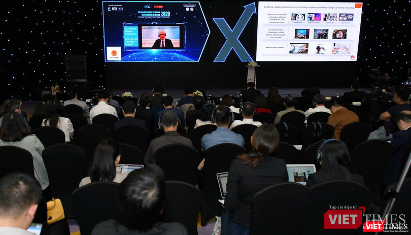 Ông Andrew Williamson chia sẻ tại Ngày chuyển đổi số Việt Nam. Ông Andrew Williamson chia sẻ tại Ngày chuyển đổi số Việt Nam.