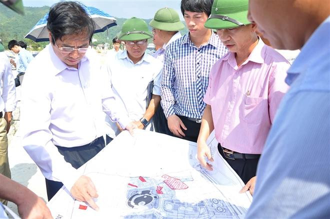 Ông Phạm Minh Chính đi kiểm tra dự án Vân Đồn (vào năm 2014).