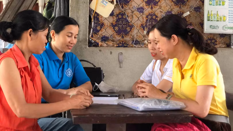 Đoàn viên, thanh niên vận động người dân tham gia bảo hiểm xã hội, bảo hiểm y tế