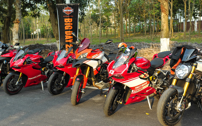 Choáng trước dàn mô-tô “khủng” tụ họp tại Hà Nội ảnh 5