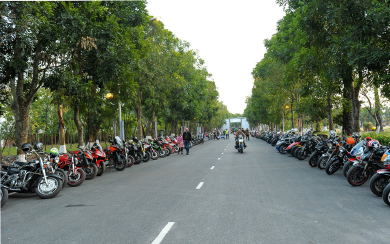 Choáng trước dàn mô-tô “khủng” tụ họp tại Hà Nội ảnh 2 Choáng trước dàn mô-tô “khủng” tụ họp tại Hà Nội ảnh 2