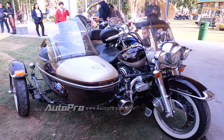 Choáng trước dàn mô-tô “khủng” tụ họp tại Hà Nội ảnh 11