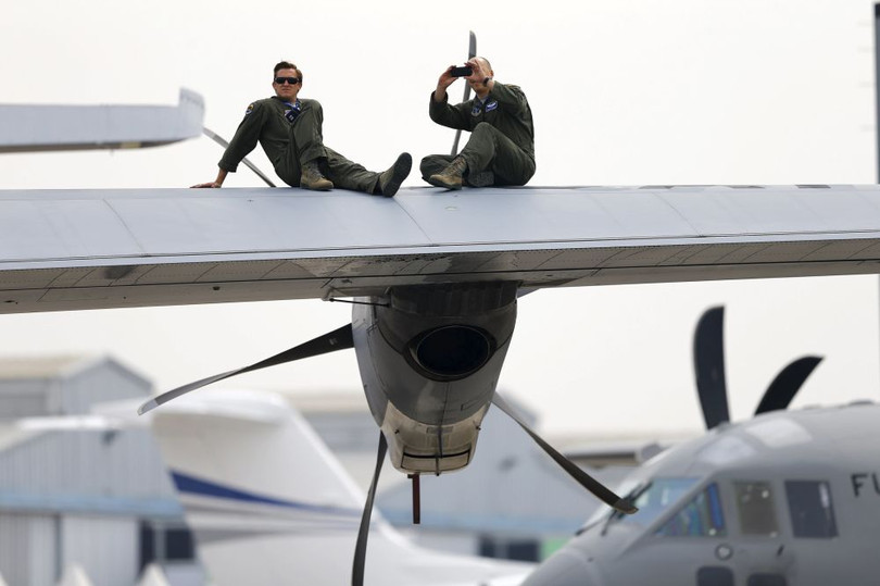 Các quân nhân Không lực Hoa Kỳ trong giờ giải lao tại lễ khai mạc triển lãm thiết bị quân sự và hàng không vũ trụ quốc tế ở Santiago. Đọc thêm: http://vn.sputniknews.com/photo/20160329/1409716.html#ixzz44OjfNLDg