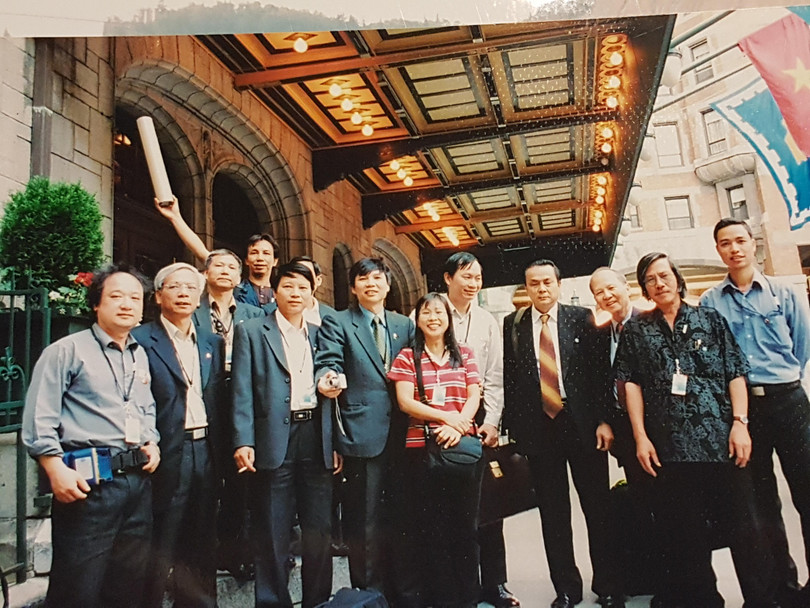 Nhóm báo chí tháp tùng trong chuyến công du của Thủ tướng Phan Văn Khải.