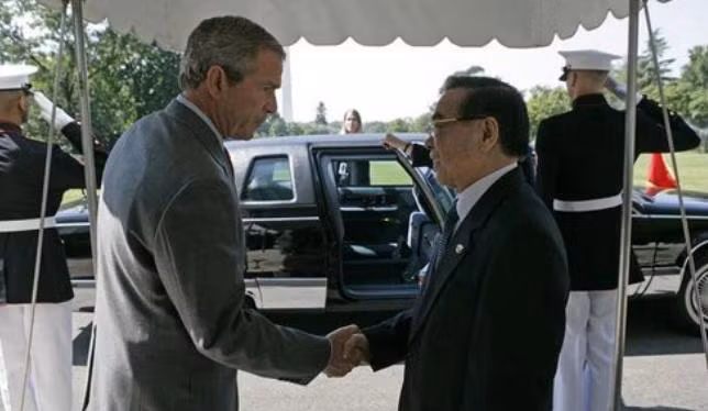 Tại Nhà Trắng, nguyên Thủ tướng Phan Văn Khải đã gửi thông điệp quan trọng rằng: Quan hệ Việt Nam - Mỹ đang không ngừng phát triển theo tinh thần hướng về tương lai. Cựu Tổng thống Bush cũng đã nhận lời mời tới Việt Nam tham dự hội nghị APEC vào năm 2006. (Ảnh: White House)