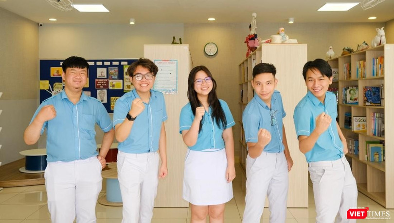 Đội thi Sky-Line Humanitarian gồm 5 học sinh lớp 12 trường THPT Sky-Line Đà Nẵng là Nguyễn Anh Hào, Trần Nguyễn Diệu Khê, Nguyễn Phú Hoàng Long, Tô Đình Nhật Anh, và Nguyễn Quang Minh.