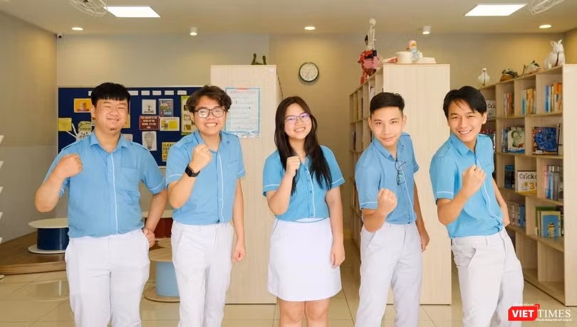 Đội thi Sky-Line Humanitarian gồm 5 học sinh lớp 12 trường THPT Sky-Line Đà Nẵng là Nguyễn Anh Hào, Trần Nguyễn Diệu Khê, Nguyễn Phú Hoàng Long, Tô Đình Nhật Anh, và Nguyễn Quang Minh.