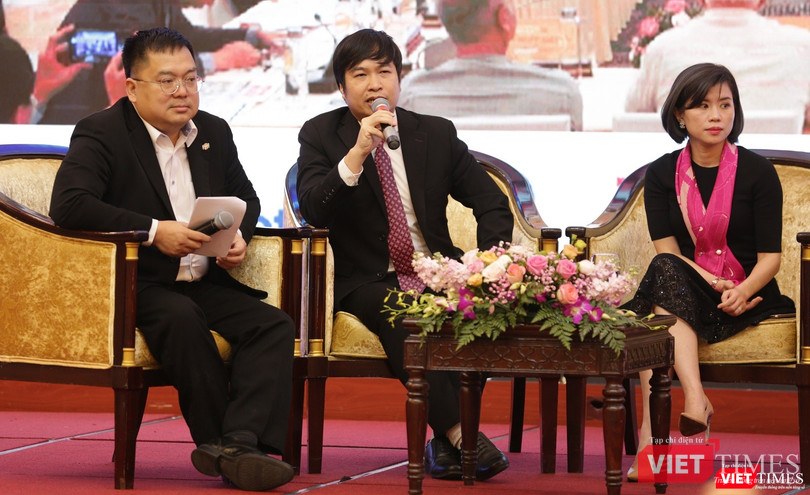 Ông Nguyễn Hoàng Long - Phó Tổng Giám đốc Viettel Post (người ngồi giữa). Ông Nguyễn Hoàng Long - Phó Tổng Giám đốc Viettel Post (người ngồi giữa).