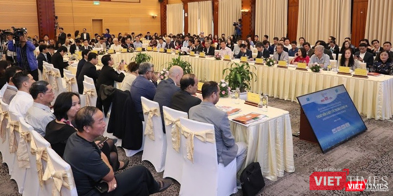 Toàn cảnh diễn đàn. Toàn cảnh diễn đàn.