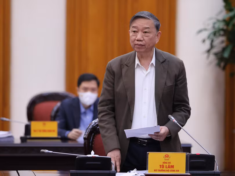 Bộ trưởng Bộ Công an Tô Lâm báo cáo tại phiên họp.