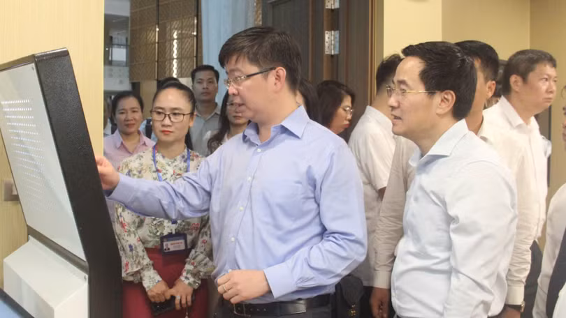 Thứ trưởng Bùi Hoàng Phương thao tác trên thiết bị của Trung tâm Phục vụ hành chính công TP. Hà Nội.
