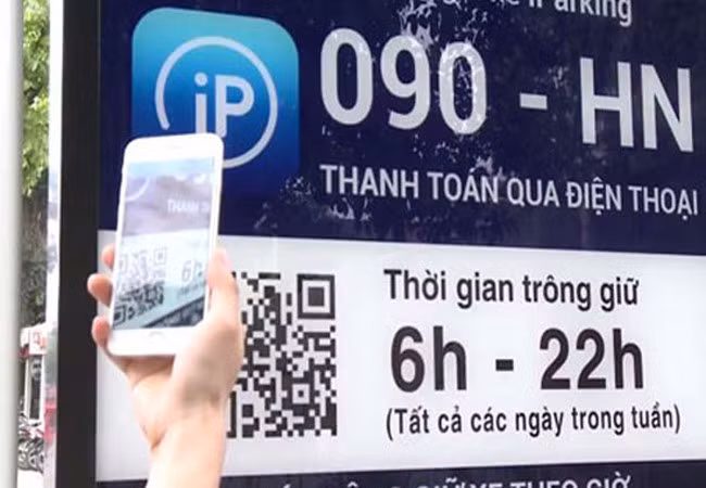 Ứng dụng iParking đang được Hà Nội triển khai phục vụ tìm điểm đỗ và trông giữ ôtô trên một số tuyến phố trung tâm. Ảnh: ANTĐ