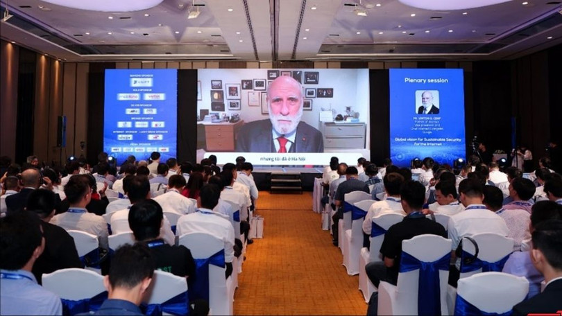 Ông Vinton G. Cert phát biểu tại Hội nghị VNNIC Internet Conference 2023.