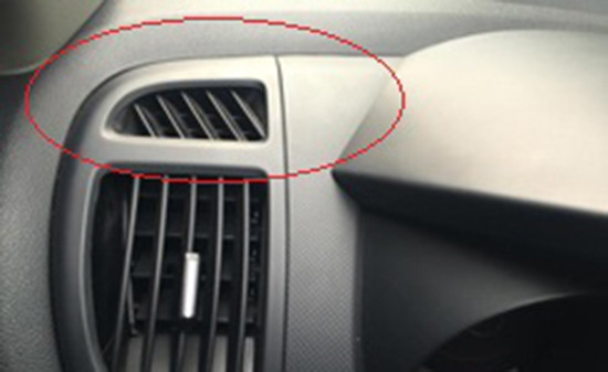 Khe trên bảng táp-lô dưới cột A Nhiều người thường nghĩ chi tiết này là những khe gió của điều hòa. Nhưng thực chất nó được thiết kế để sấy kính. Gió thoát ra từ chi tiết này làm khô bên trong kính lái và bên phụ, giúp tài xế quan sát gương chiếu hậu bên ngoài. Ngoài ra đây cũng có thể là bộ phận thông hơi.