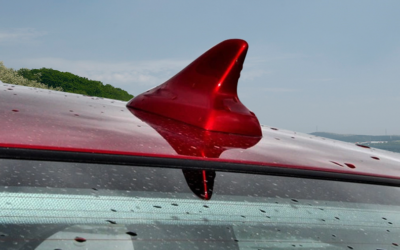 Vây cá mập ở đuôi xe Nhiều người nghĩ thanh hình vây cá được lắp đặt ở vị trí đuôi xe ô tô có tác dụng để trang trí xe đẹp hơn, tuy nhiên chi tiết này còn được thiết kế rỗng ở bên trong có tác dụng chứa các dây ăng-ten giúp xe bắt sóng radio, điện thoại.