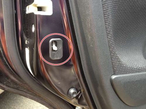 Chốt gạt ở thành cánh cửa Chốt gạt ở thành cánh cửa thường được lắp đặt tại các hàng ghế sau khiến người ngồi trong xe không thể mở từ bên trong. Bộ phận này đặc biệt cần thiết khi trong xe có chở các em nhỏ hiếu động, nghịch ngợm, giúp cho người lớn có thể an tâm rằng những đứa trẻ nghịch ngợm sẽ không thể mở cửa xe và ra ngoài.