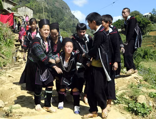 Những kiểu cầu hôn kỳ quặc ở Việt Nam ảnh 1