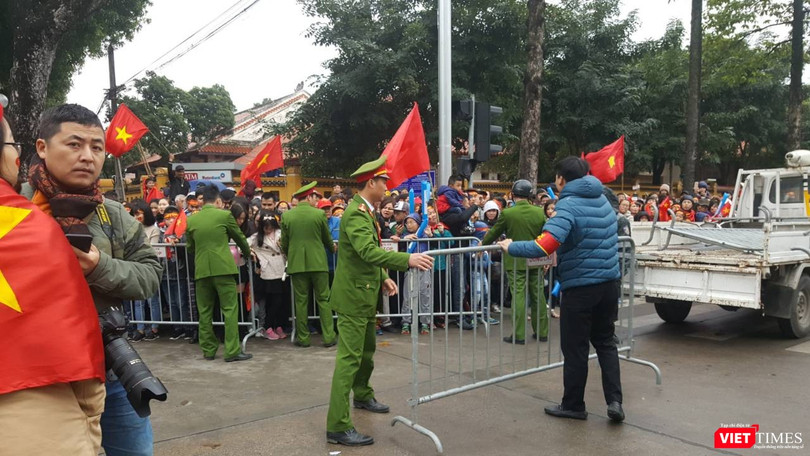Hàng vạn người đội mưa rét, đứng dọc 30km đón mừng U23 Việt Nam ảnh 45